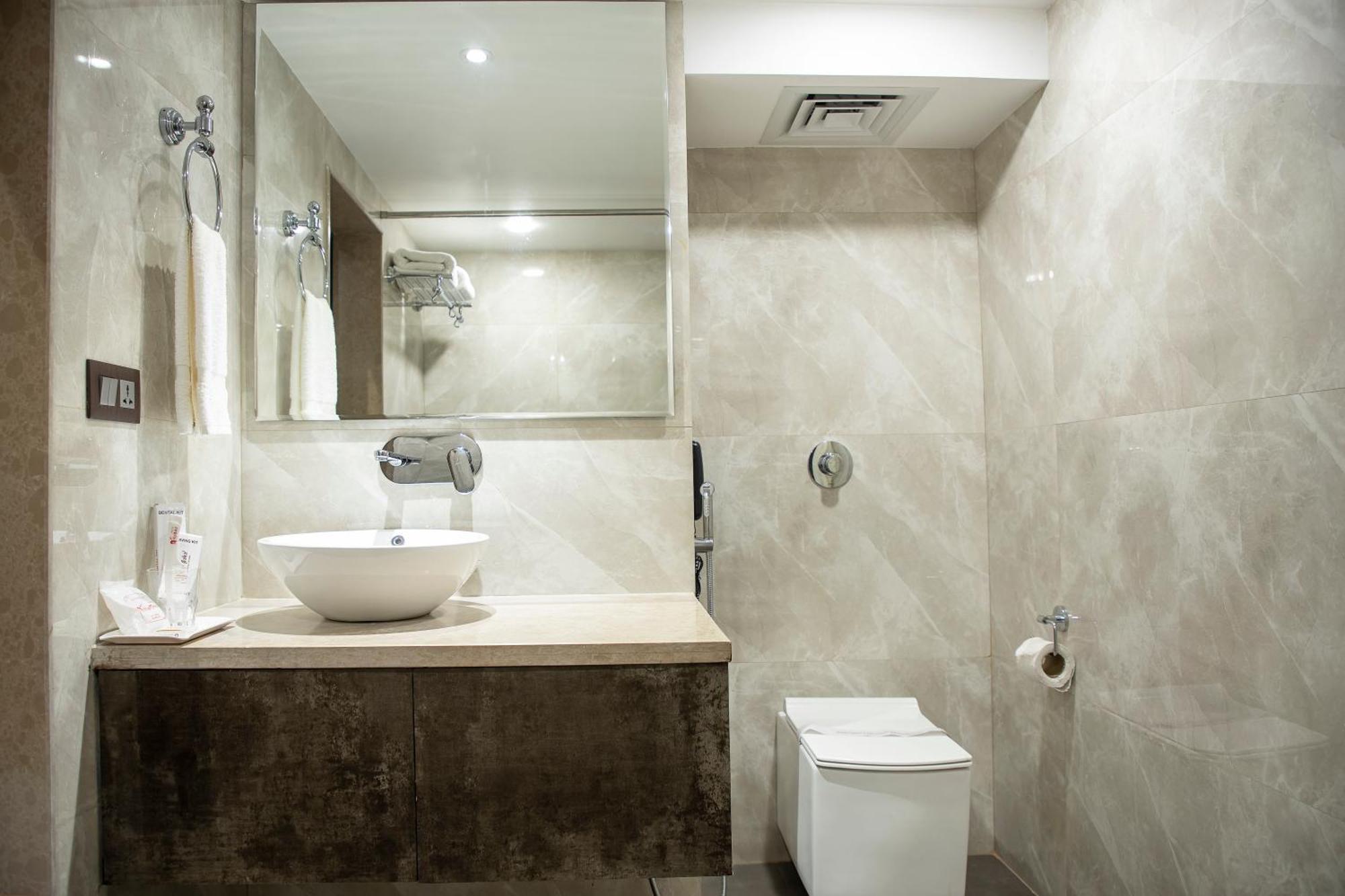 Hotel Rajmahal Γουβαχάτι Εξωτερικό φωτογραφία