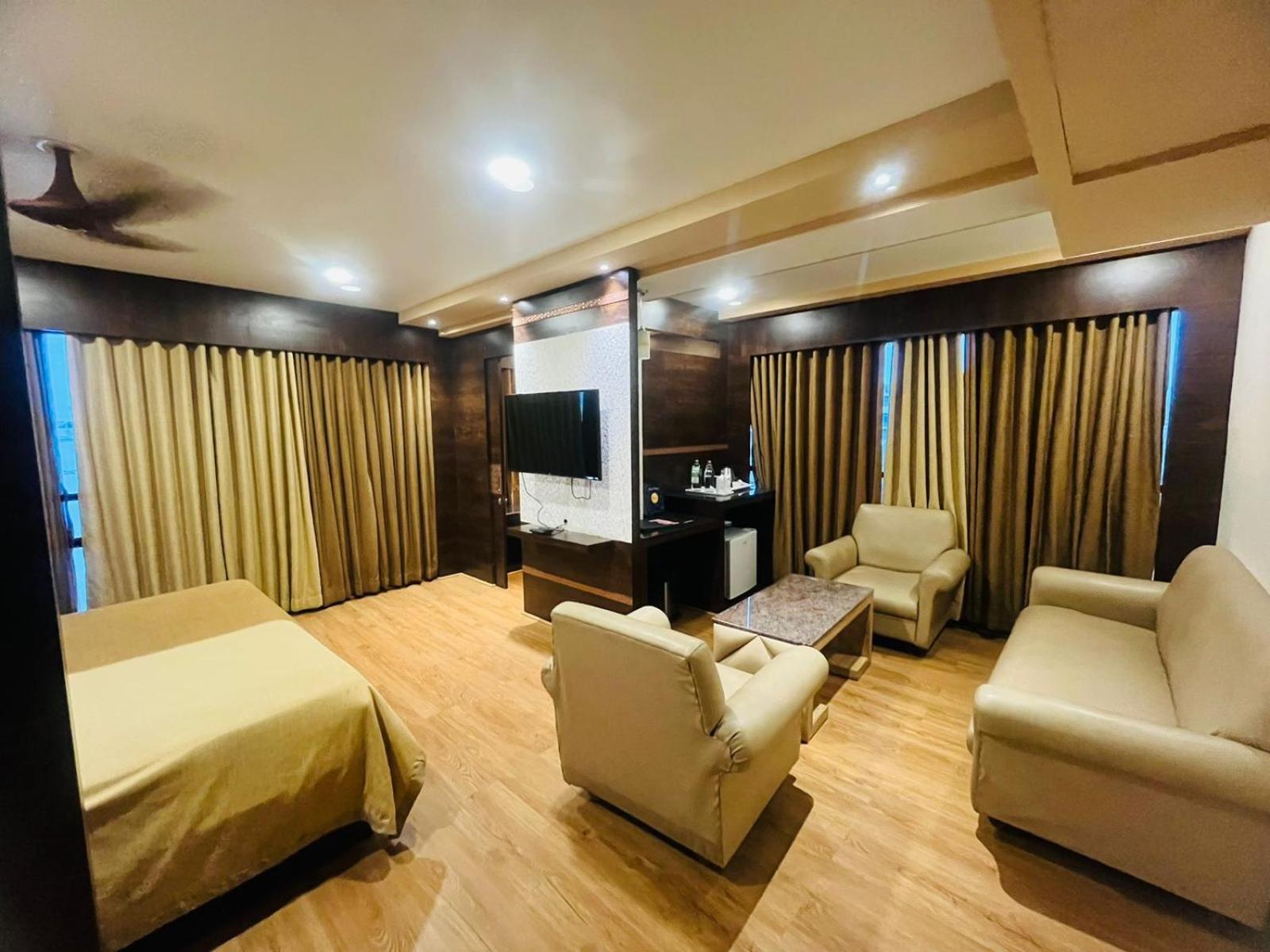Hotel Rajmahal Γουβαχάτι Εξωτερικό φωτογραφία